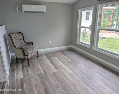 220 Mirror Lake Drive - Photo Thumbnail 3