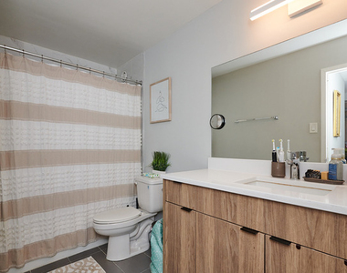 211 E Ohio Street - Photo Thumbnail 12