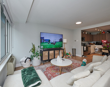 211 E Ohio Street - Photo Thumbnail 5