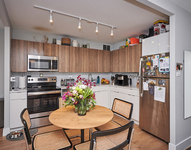 211 E Ohio Street - Photo Thumbnail 6