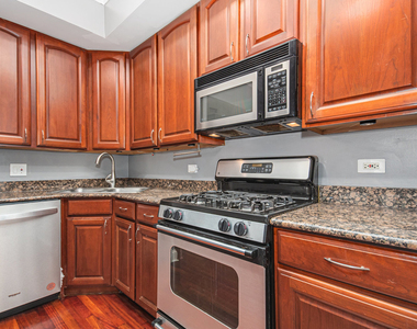 747 N Sedgwick Street - Photo Thumbnail 3