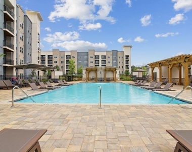 1880 Maple Drive Nw - Photo Thumbnail 3