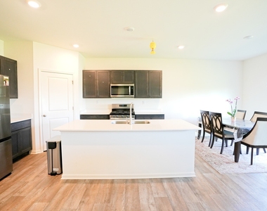 2733 Berrywood Lane - Photo Thumbnail 5