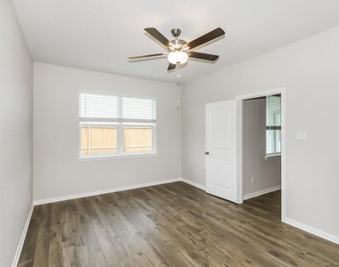 7523 Tipton Meadow Way - Photo Thumbnail 6