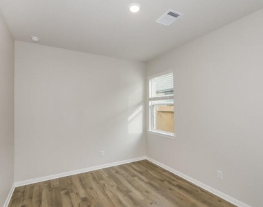 7523 Tipton Meadow Way - Photo Thumbnail 11