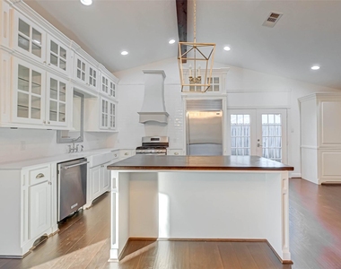 520 E Castle Harbour Drive - Photo Thumbnail 7