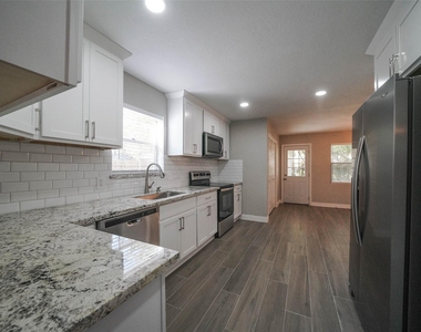 7818 Beaufort Drive - Photo Thumbnail 5