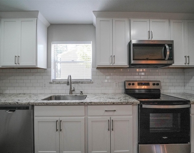 7818 Beaufort Drive - Photo Thumbnail 10