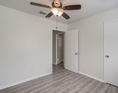 15611 La Casa Lane - Photo Thumbnail 32