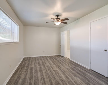 15611 La Casa Lane - Photo Thumbnail 27