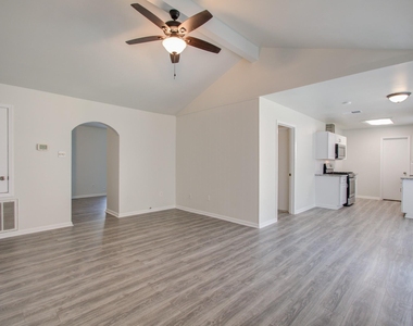 15611 La Casa Lane - Photo Thumbnail 9