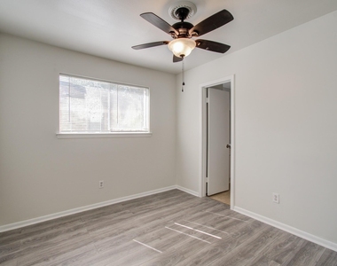 15611 La Casa Lane - Photo Thumbnail 28