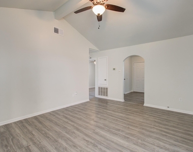 15611 La Casa Lane - Photo Thumbnail 8