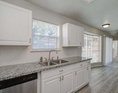 15611 La Casa Lane - Photo Thumbnail 18