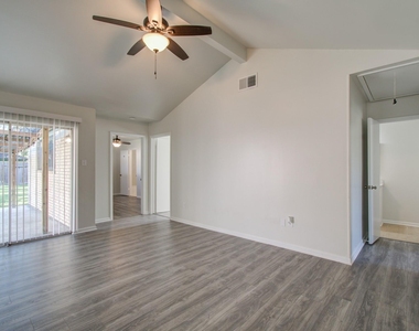 15611 La Casa Lane - Photo Thumbnail 10