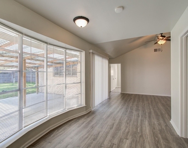 15611 La Casa Lane - Photo Thumbnail 11