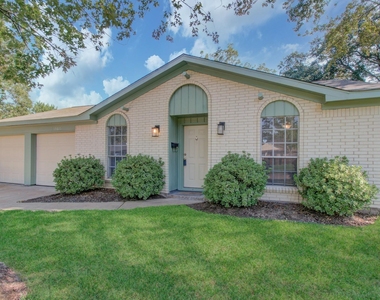 15611 La Casa Lane - Photo Thumbnail 2