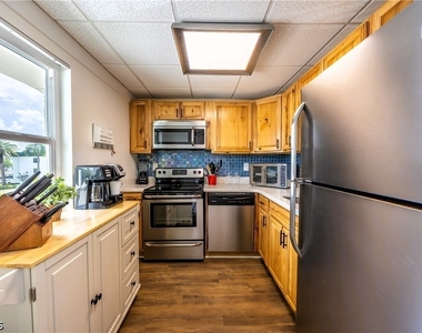 6220 Augusta Drive - Photo Thumbnail 2
