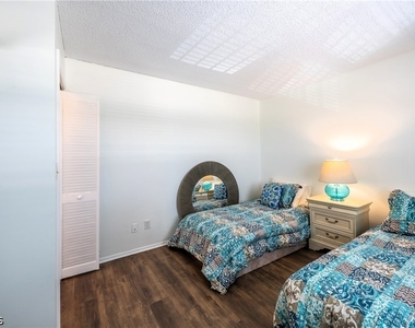 6220 Augusta Drive - Photo Thumbnail 5
