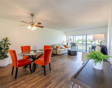6220 Augusta Drive - Photo Thumbnail 7