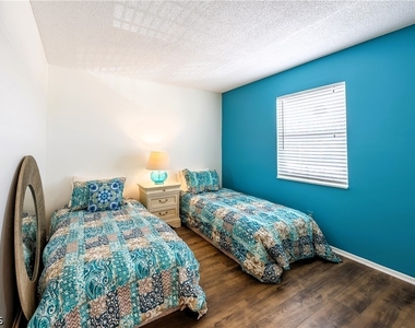 6220 Augusta Drive - Photo Thumbnail 4