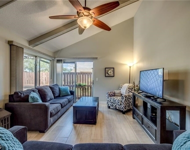 6337 Royal Woods Drive - Photo Thumbnail 9