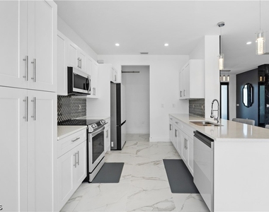 24 Crestwood Circle S - Photo Thumbnail 6