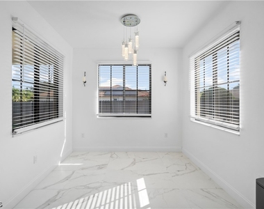 24 Crestwood Circle S - Photo Thumbnail 7