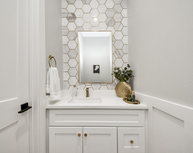 1044 W 17th Street - Photo Thumbnail 9