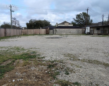 11211 Kittybrook  Drive - Photo Thumbnail 2