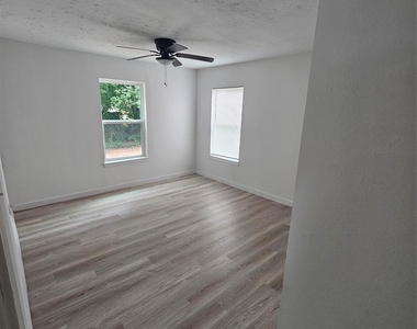 3009 Lincoln Street - Photo Thumbnail 3