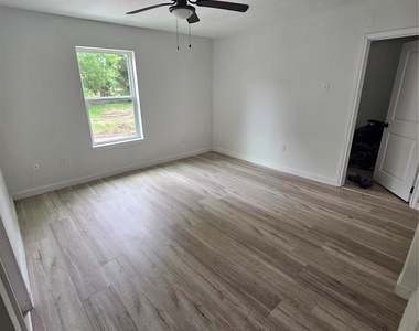 3009 Lincoln Street - Photo Thumbnail 6