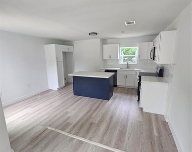 3009 Lincoln Street - Photo Thumbnail 2