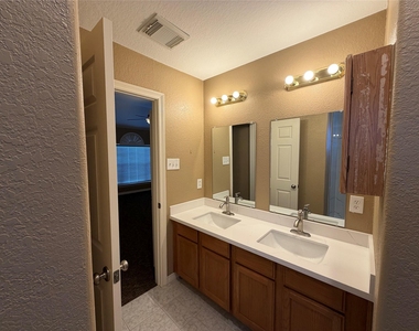 9110 Prairie Trails Drive - Photo Thumbnail 13