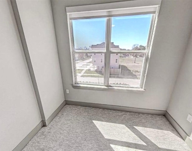 401 W 25th Street - Photo Thumbnail 12