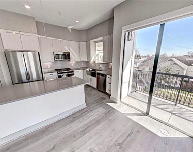 401 W 25th Street - Photo Thumbnail 4