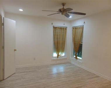 3220 69th Street - Photo Thumbnail 14