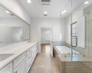 247 Green Boulevard - Photo Thumbnail 8