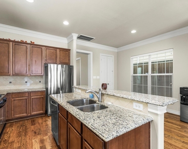 821 W 26th Street - Photo Thumbnail 11