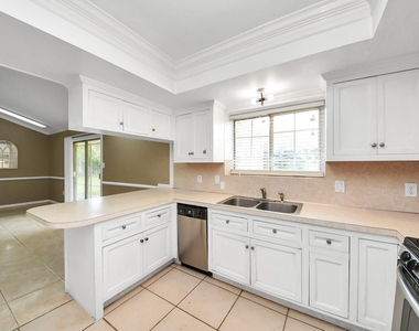 811 Hillcrest Drive - Photo Thumbnail 28