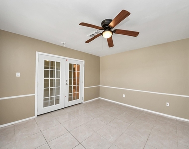 811 Hillcrest Drive - Photo Thumbnail 7