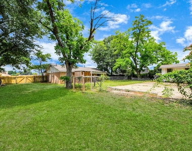 811 Hillcrest Drive - Photo Thumbnail 34