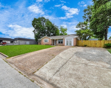 811 Hillcrest Drive - Photo Thumbnail 4