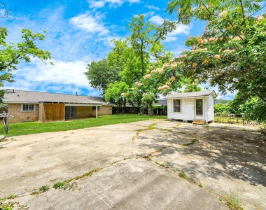 811 Hillcrest Drive - Photo Thumbnail 32