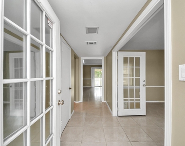 811 Hillcrest Drive - Photo Thumbnail 5