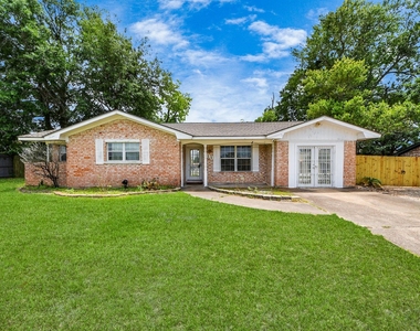 811 Hillcrest Drive - Photo Thumbnail 1