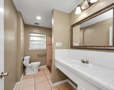 811 Hillcrest Drive - Photo Thumbnail 17