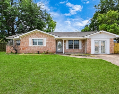 811 Hillcrest Drive - Photo Thumbnail 2