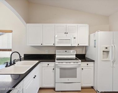 1030 Luminary Circle - Photo Thumbnail 5