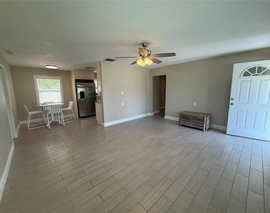 3200 W De Bazan Avenue - Photo Thumbnail 12
